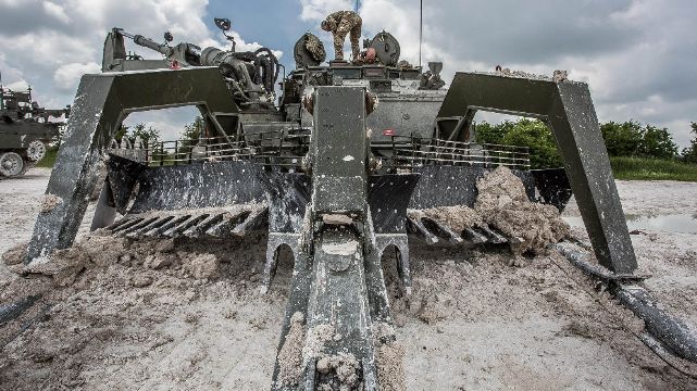 Exército ucraniano avança em Kursk com tecnologia britânica para desminagem, usando arados de minas de última geração e veículos de reparo blindados para abrir rotas seguras em território inimigo