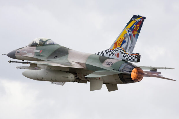 F-16A da Força Aérea Venezuelana, ou Aviação Militar Bolivariana: velhos de guerra não conseguiriam sequer se aproximar pra bombardear Brasília.