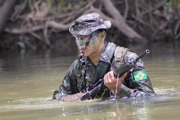 Soldado brasileiro patrulha Selva Amazônica.