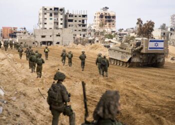 Tropas israelenses patrulham a Faixa de Gaza antes do anúncio do cessar-fogo.