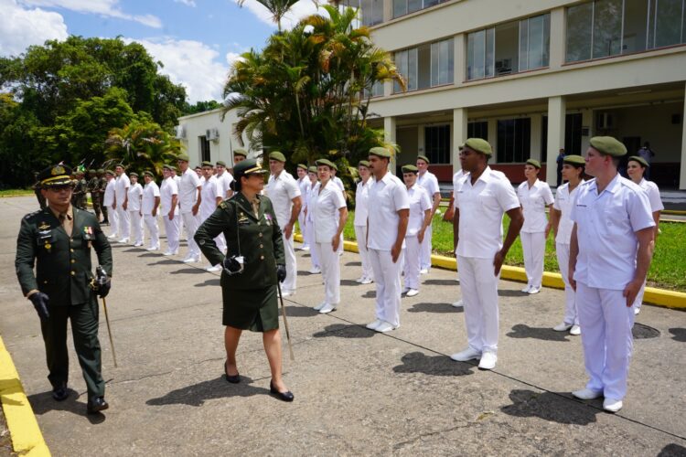 Coronel do Exército faz história ao ser a primeira mulher a assumir a direção do Hospital Militar de Resende. A importância dessa conquista para as mulheres nas Forças Armadas.