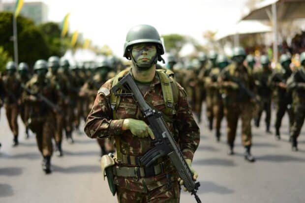 Necessidade de modernização: o Exército Brasileiro em debate.