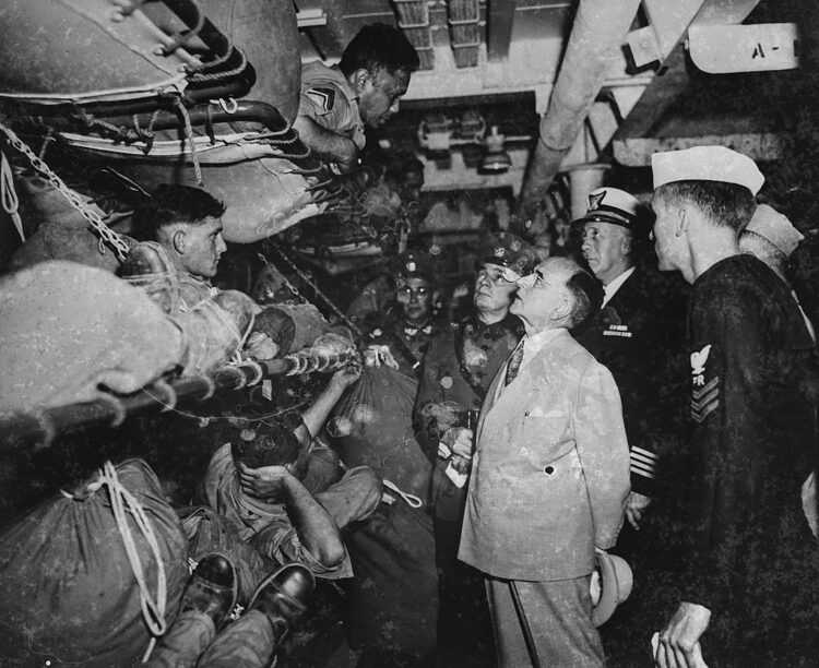 Presidente Getúlio Vargas visita soldados da FEB durante embarque para a Itália. Brasil entre na Segunda Guerra Mundial.