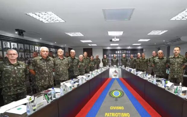 Enquanto Bolsonaro tentava convencer o Exército, a Marinha hesitava e generais agora protegem um dos seus no STF