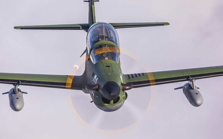 FAB intercepta aeronave com drogas no Amazonas. Entenda como funciona o processo de interceptação, uso da força e em que casos uma aeronave pode ser abatida.