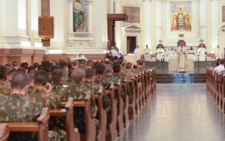 Militares são católicos Militares em igreja católica - fonte arquidiocese militar do Brasil