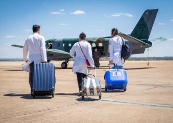 Descubra como a Força Aérea Brasileira (FAB) realiza missões de transporte de órgãos no Brasil, enfrentando desafios como acesso remoto e custos elevados.