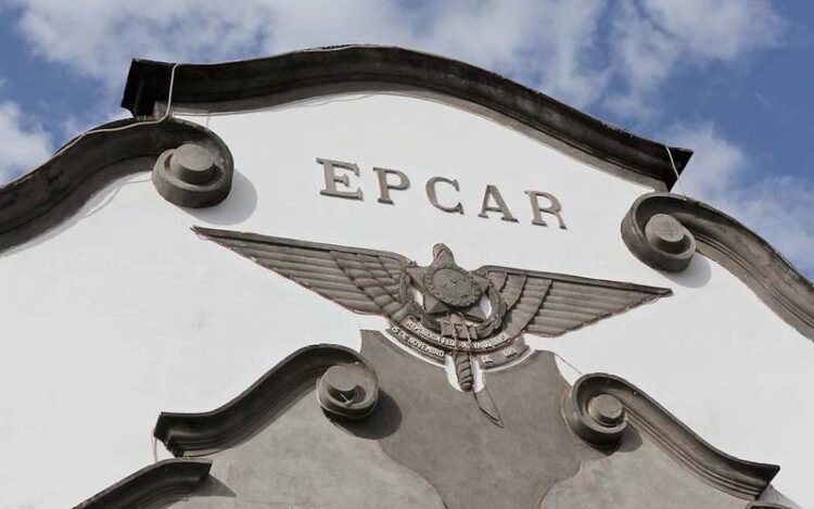 Novos alunos da EPCAR, turma Black Hawk, recebem platinas em Barbacena (MG) e iniciam jornada na 