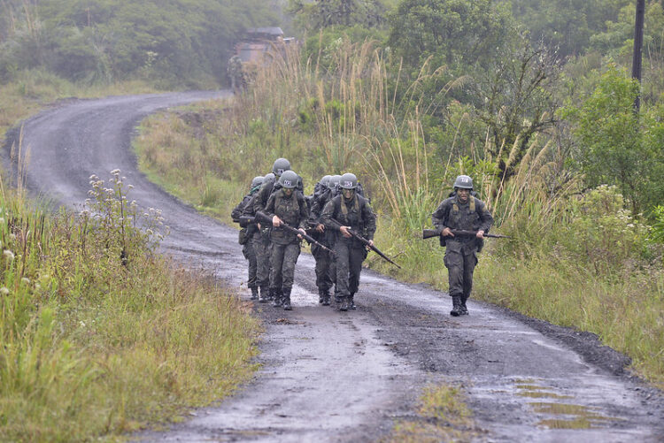Exército celebra alistamento feminino, mas barreiras persistem na Carreira Militar.