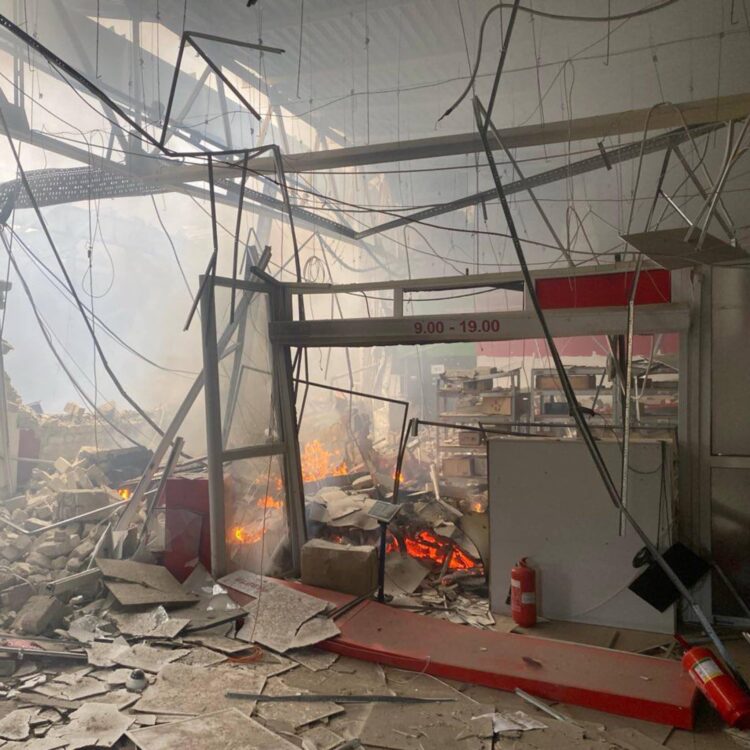 Na guerra da Ucrânia, vale tudo: a Rússia lançou um ataque aéreo em Kostiantynivka, destruindo um posto dos correios.
