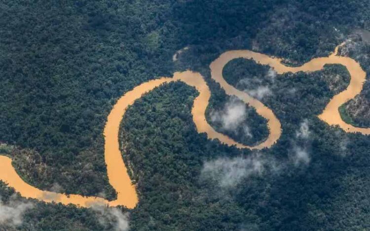 Descubra como a Operação Catrimani II está combatendo o garimpo ilegal na Terra Indígena Yanomami, com ações das Forças Armadas e apoio do STJ.