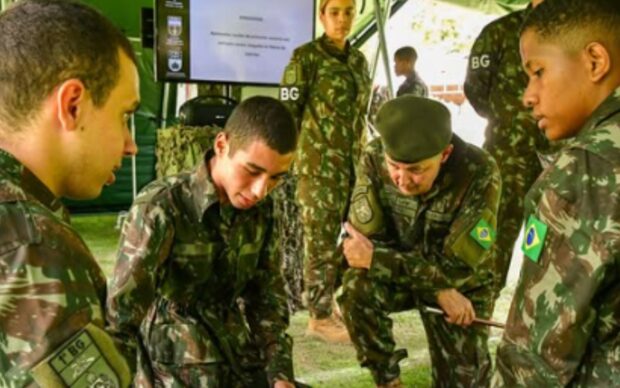 Comandante do Exército visita quartéis do Rio em Pleno sábado - preocupação com a formação dos soldados