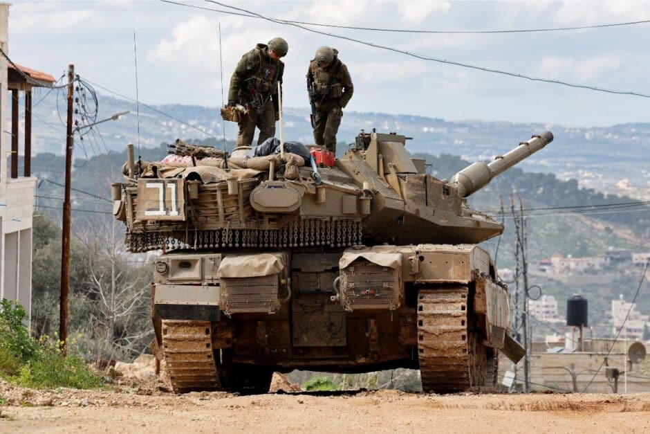 Após mais de 20 anos, o Exército israelense volta a utilizar tanques de guerra em uma região disputada. Operação já causou 27 mortes e deslocou mais de 40 mil pessoas em menos de uma semana