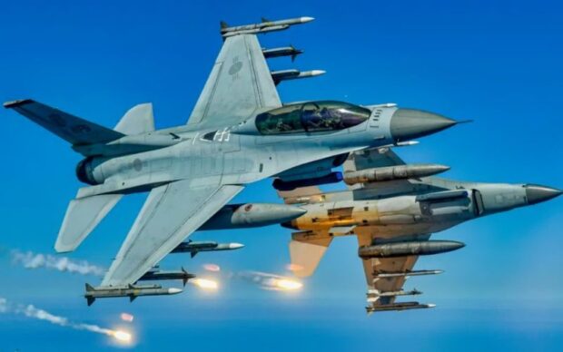 Bombardeio acidental deixa 15 feridos e reacende protestos contra exercícios militares.