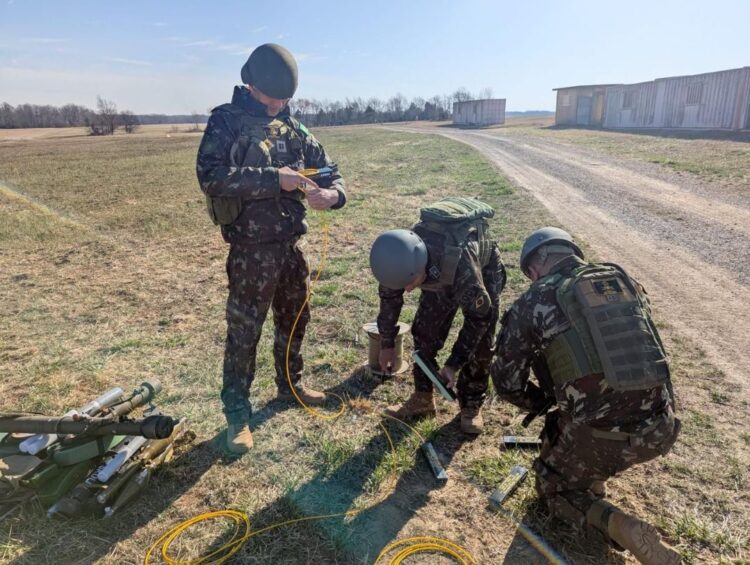 Exército Brasileiro dá show nos EUA, mas falta de investimento ameaça futuro da defesa nacional.