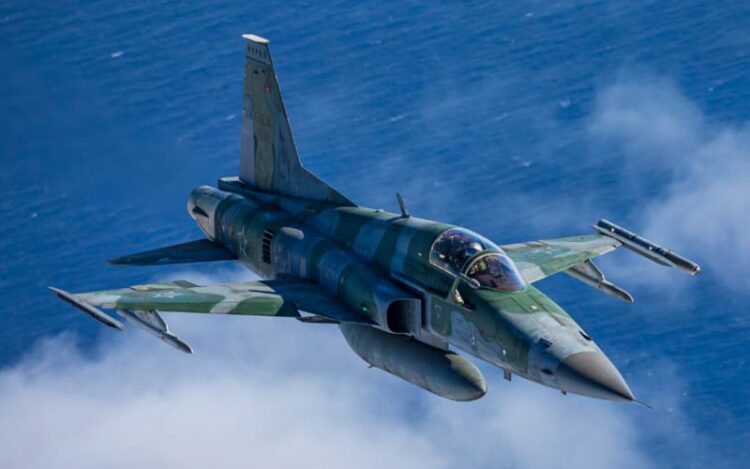 A FAB celebra 50 anos do F-5 Tiger II, um marco na defesa aérea brasileira. Conheça a história e o impacto desse caça na aviação militar do Brasil.