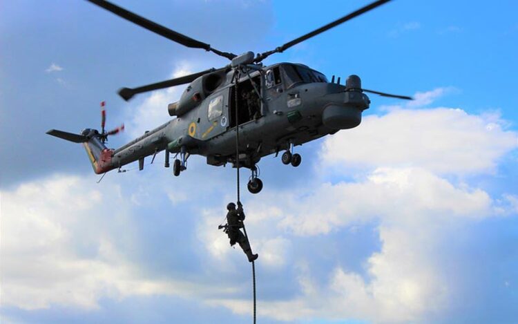 A Força Aérea Brasileira realiza missões vitais como transporte de órgãos e resgates, salvando vidas em todo o Brasil. Conheça suas operações conjuntas com outras Forças.