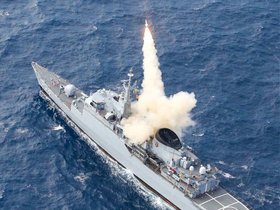 Fragata Liberal (F43) durante lançamento do míssil MANSUP
