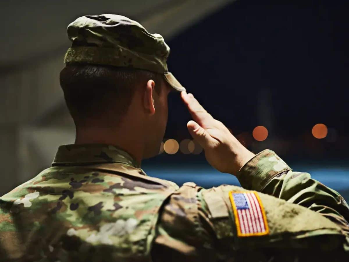 Militares trans questionam decisão de Trump que os expulsa das Forças Armadas dos EUA e soldados reagem: “estão jogando fora profissionais altamente treinados sem qualquer justificativa real”