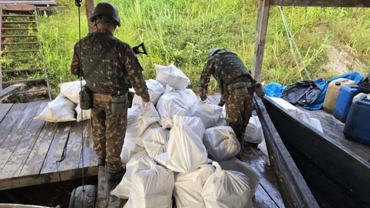 Fronteira em chamas: Exército Brasileiro intensifica combate ao tráfico na Amazônia.