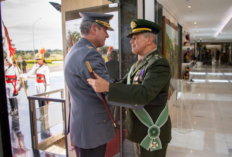 Com 43 anos de serviço, general de Portugal é ovacionado no Brasil.