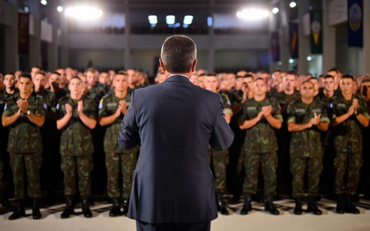 João Cezar de Castro Rocha analisa esse que pode ser o candidato direitista dos militares para 2026. Veja como sua agenda política pode afetar o Brasil.