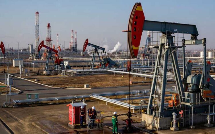 A China, que deve atingir meta de energia limpa até 2025, descobriu o campo petrolífero Huizhou 19-6, um marco na exploração de petróleo em rochas clásticas.