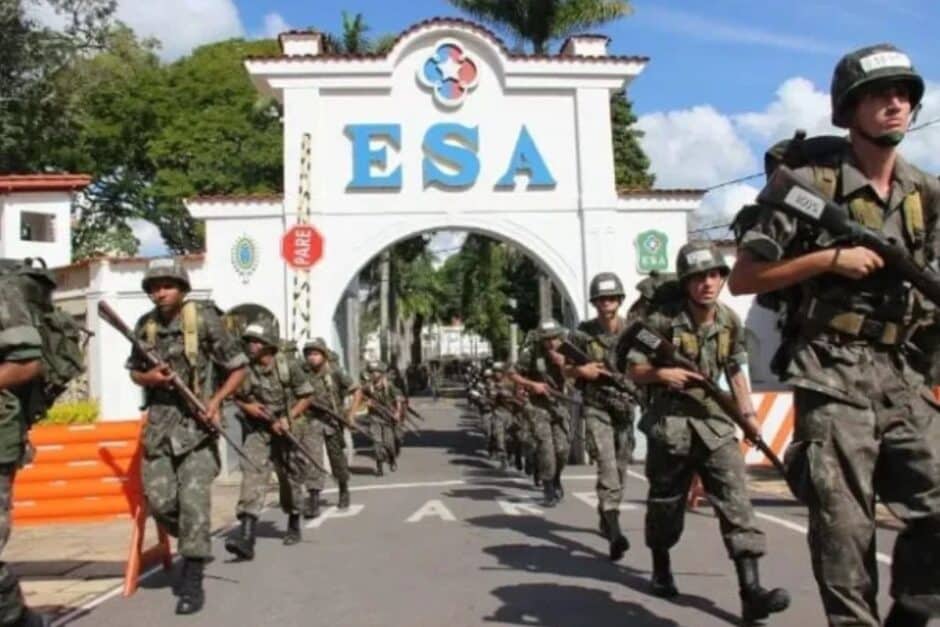 Qual idade máxima para entrar na ESA? Veja se você ainda pode se inscrever! Mais de 1.000 vagas abertas para nível médio com salário até R$ 5,5 mil