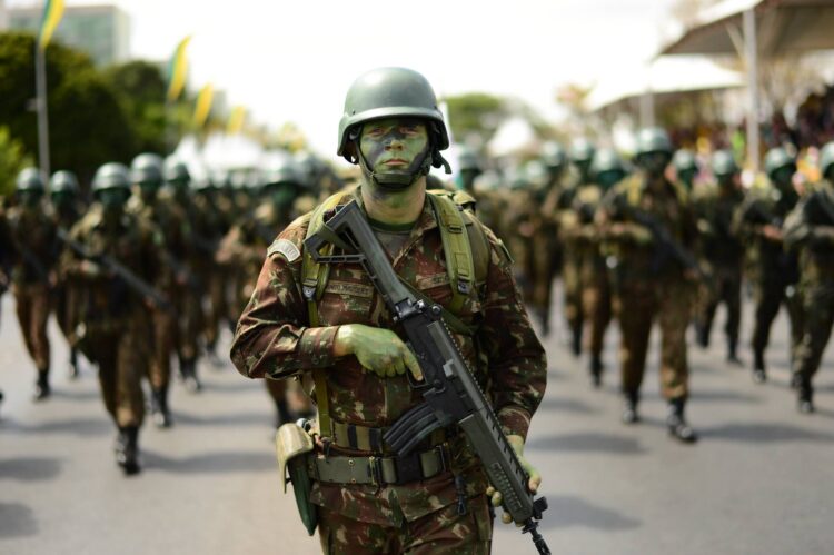 Carreira Militar no Brasil é para quem pode: entenda por quê.