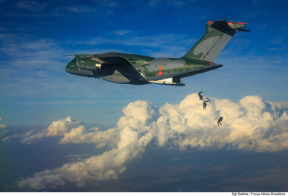 lançamento de paraquedista com o KC-390