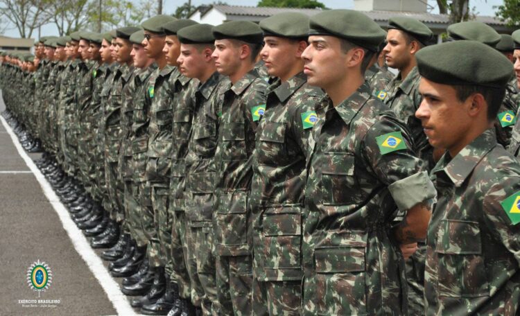 Jovens recrutas ingressanto no Serviço Militar Obrigatório: para esses rapazes, tornar-se um general não é opção, a menos que posteriormente façam a EsPCEx.