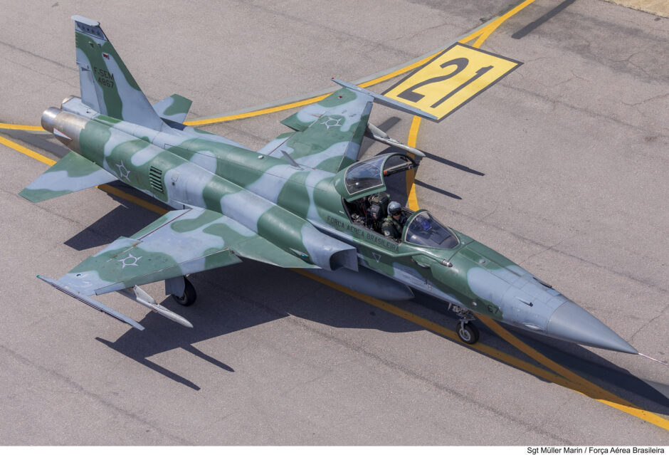 Piloto F-5EM durante taxi