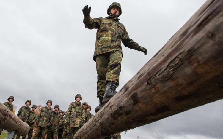 A Alemanha está abandonando décadas de pacifismo para enfrentar a ameaça russa. Descubra como a militarização e novos investimentos estão moldando o futuro do país e da OTAN.