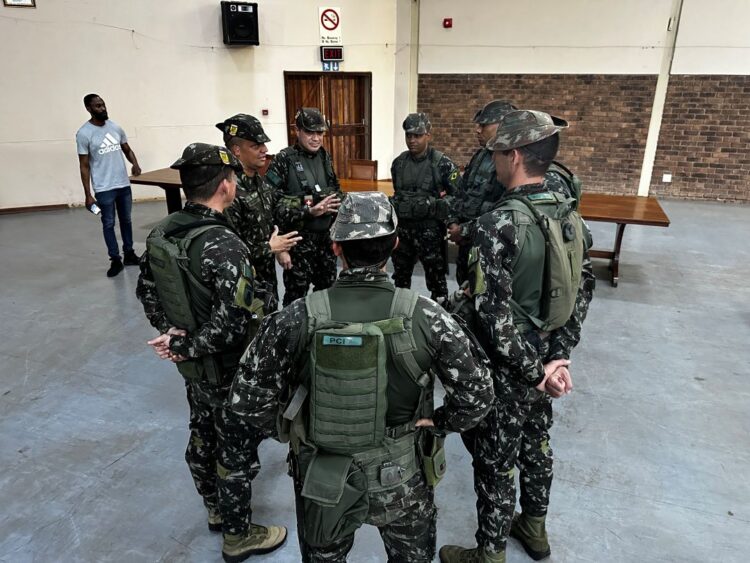 Brasil leva sua expertise em guerra na selva para a África.