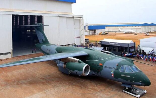 Aeronave tática, operada pela FAB e cobiçada por países europeus, será exibida em eventos.