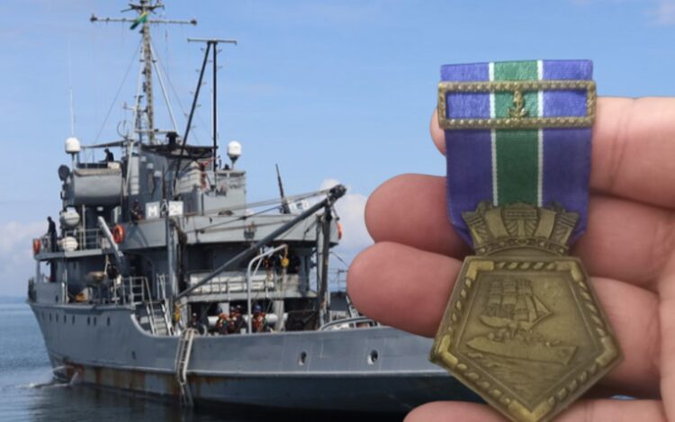 Ilustração com medalha de militar da Marinha com dias de mar