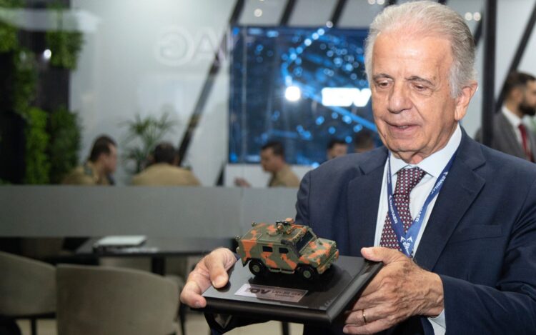 José Múcio - Ministro da Defesa com uma viatura militar em miniatura nas mãos; Fonte: Ministério da Defesa