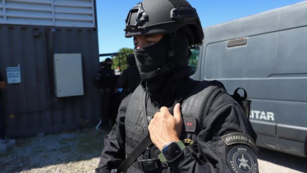 Polícia Militar do Rio compra 4 mil capacetes à prova de balas (R$ 10 mi) para reduzir mortes de policiais por disparos na cabeça (69% dos casos). Saiba mais.