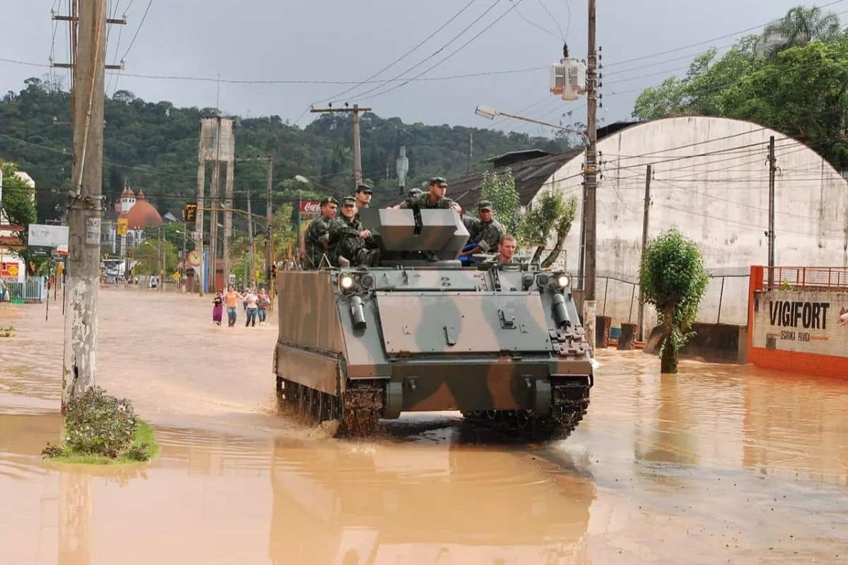 Conheça os detalhes sobre o treinamento do Exército para atuação em situações de emergência, com apoio aéreo e uso de tecnologia de ponta