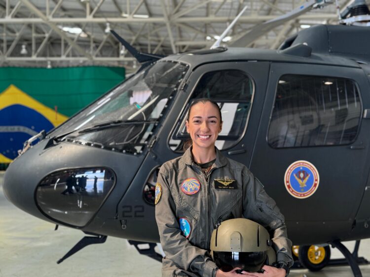 Ela voou onde ninguém havia voado: Exército forma sua primeira piloto de helicópteros.