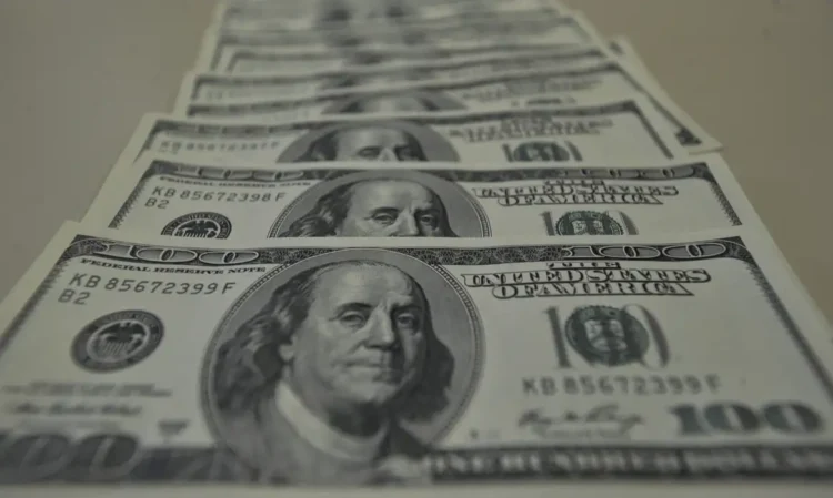 Dólar emprestado, inflação real: a nova aposta (arriscada) da Argentina e de Javeir Milei.
