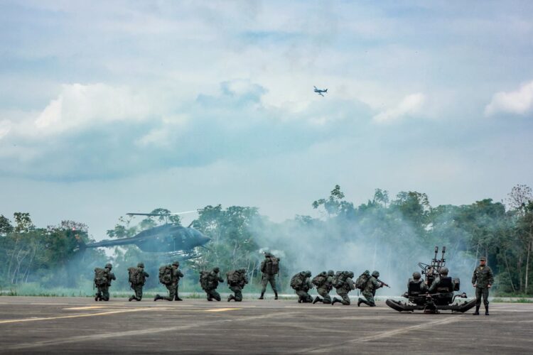 Exército e Marinha: quase 2 mil vagas abertas com oportunidades para médio e superior; salários acima de R$ 9 mil; confira!