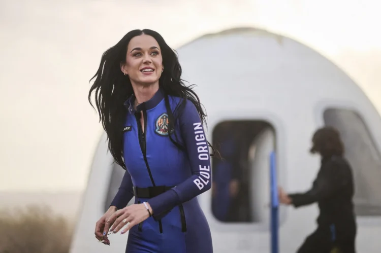 Katy Perry flutua no espaço com a noiva de Bezos.