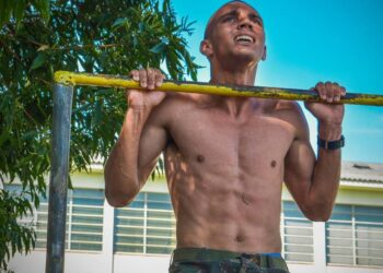Na imagem soldado do Exército realiza teste de barra cobrado no TAF em concursos militares