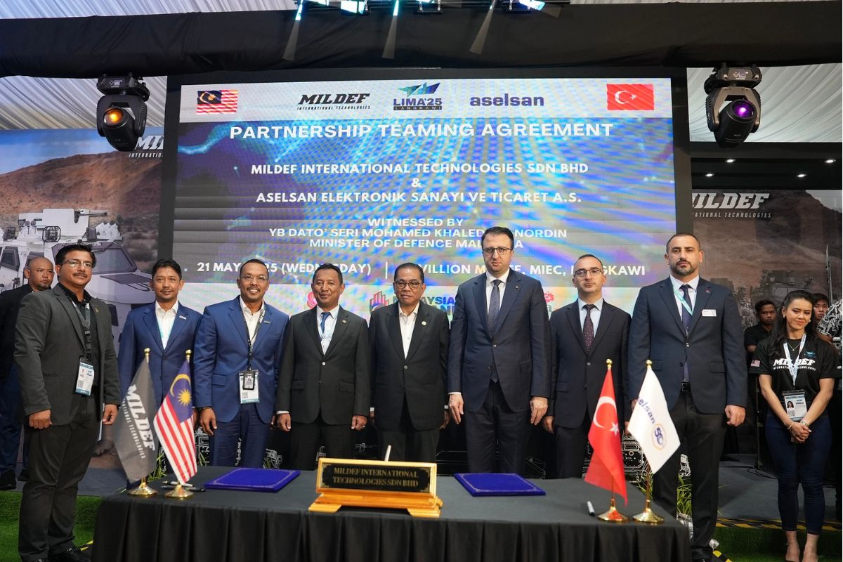 Representantes da ASELSAN e MILDEF celebram acordo estratégico durante a LIMA 2025 em Langkawi, Malásia