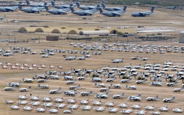 Base aérea cemitério de aviões ou Boneyard em Tucson (U.S. Air Force photo by Tech. Sgt. Carolyn Herrick