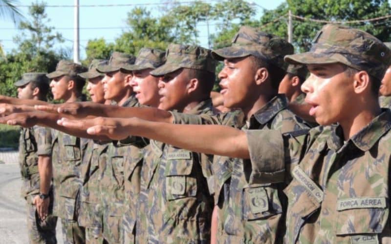 Exército vira aliado de supermercados na disputa por mão de obra; setor tem 350 mil vagas; FAB já reinsere profissionais no mercado