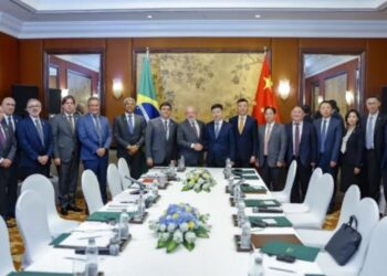 Oferta irrecusável? China promete salvar Avibras e rearmar Forças Armadas, mas negociação com Norinco pode repetir tragédia da Engesa nos anos 90