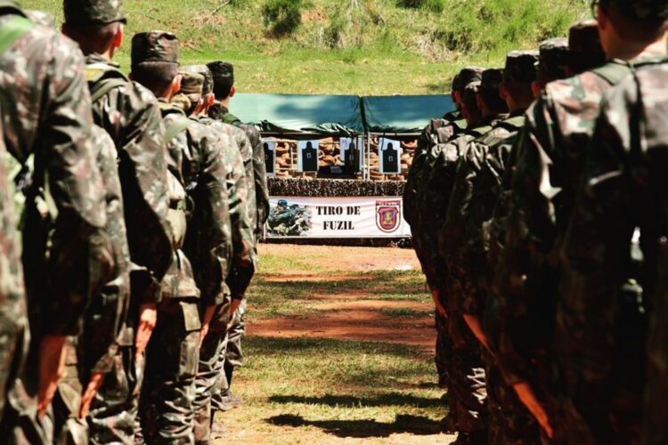 Carreira de oficial no Exército: concurso aberto para 440 vagas na EsPCEx — veja quem pode participar.