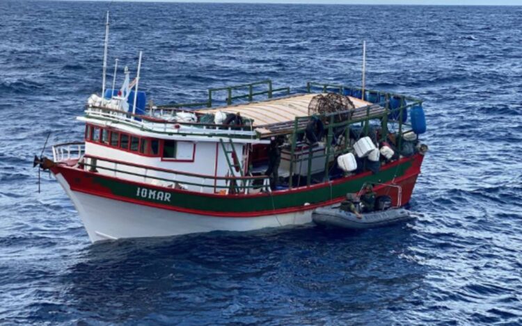 Embarcação “Iomar”, registrada no Porto de Bragança (PA), foi apreendida pela Marinha do Brasil e pelo Ibama – Imagem Marinha do Brasil